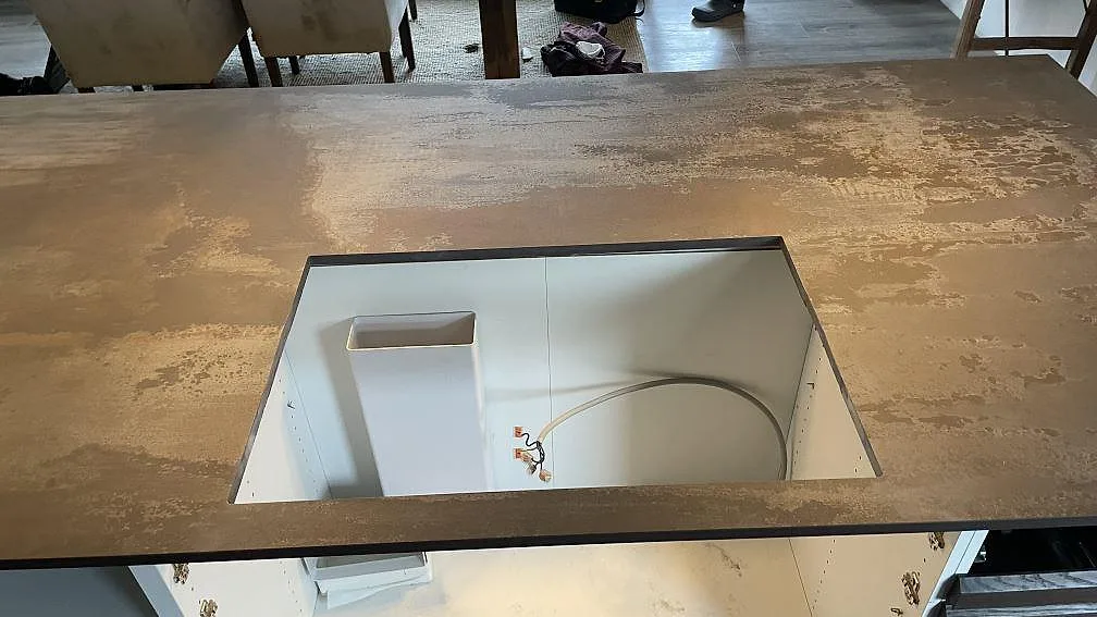 Detalj av rektangulärt urtag i matt Dekton Trilium, keramikbänkskiva med mörk kant i Vedbæk.
