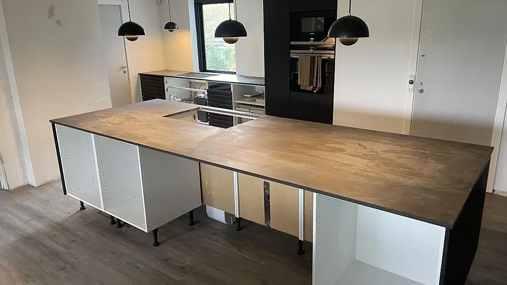Köksbänkskiva i matt Dekton Trilium, 20 mm keramik, monterad på köksö och väggbänk i ett kök i Vedbæk.