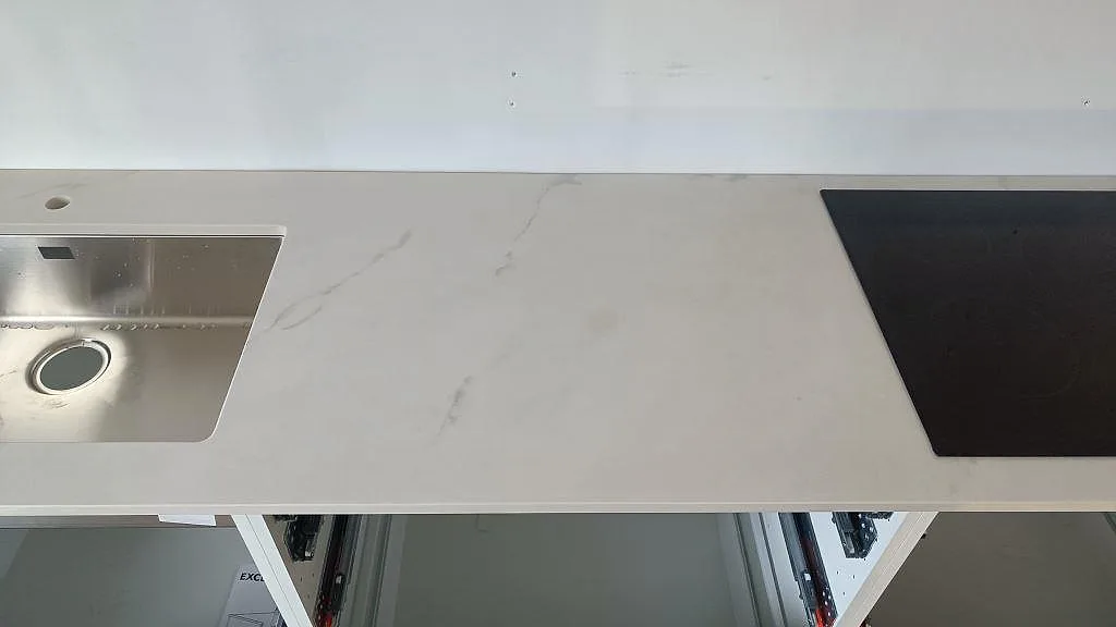 Köksbänk i Dekton Tundra med underlimmad rostfri diskho och plats för induktionshäll i Asmundtorp.