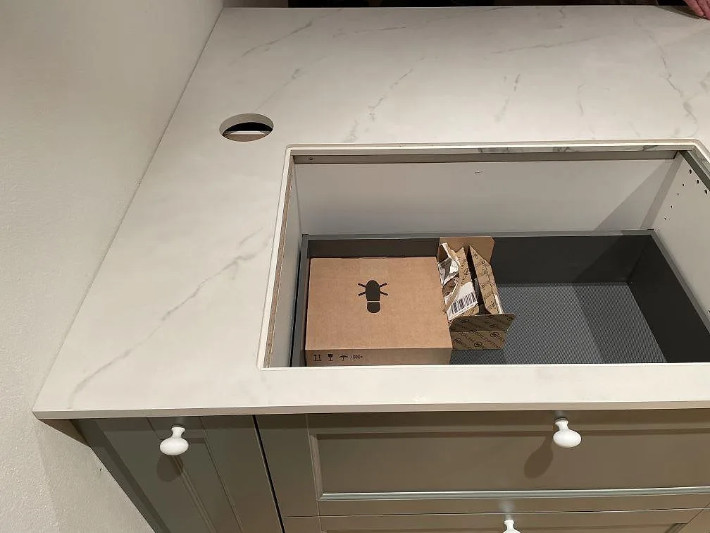 Polerad Dekton Tundra köksbänkskiva med blandarehål och hällurtag i ett kök i Trelleborg.