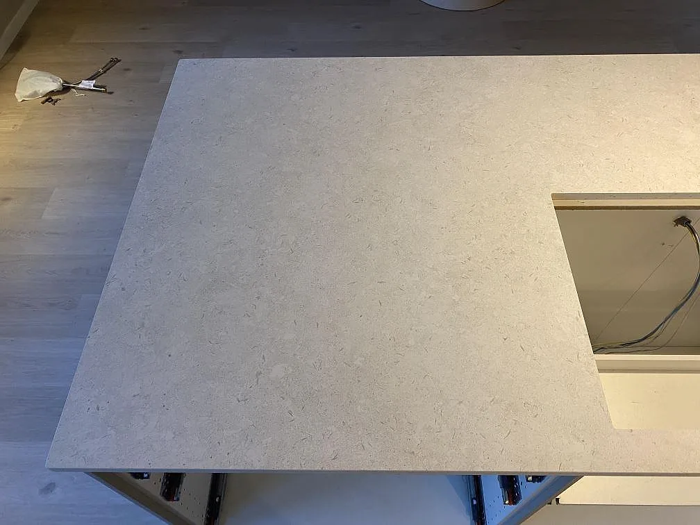 Topvy av köksö i matt Dekton VK01 Nebbia med ljus keramikyta och urtag vid montering i Älmhult.