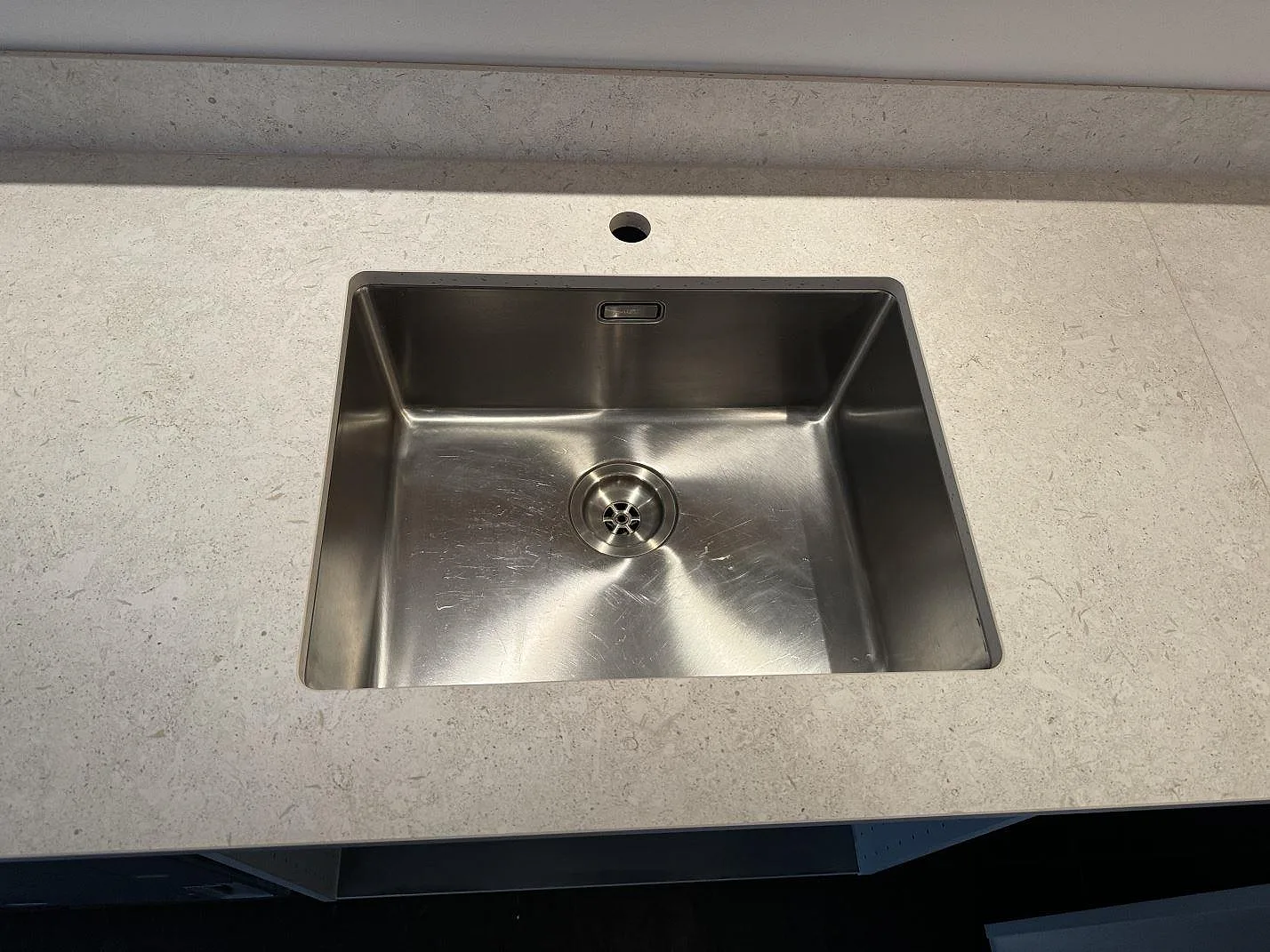 Underlimmad rostfri diskho monterad i matt Dekton VK01 Nebbia köksbänkskiva med stänkkant i Höllviken.
