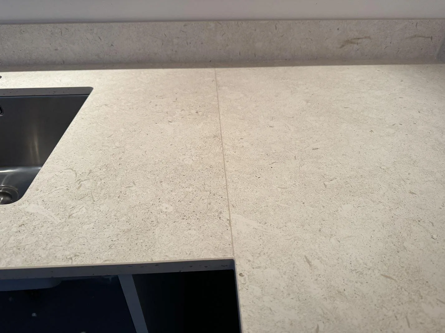 Skarv och sinkant i köksbänkskiva av matt Dekton VK01 Nebbia keramik under montering i Höllviken.