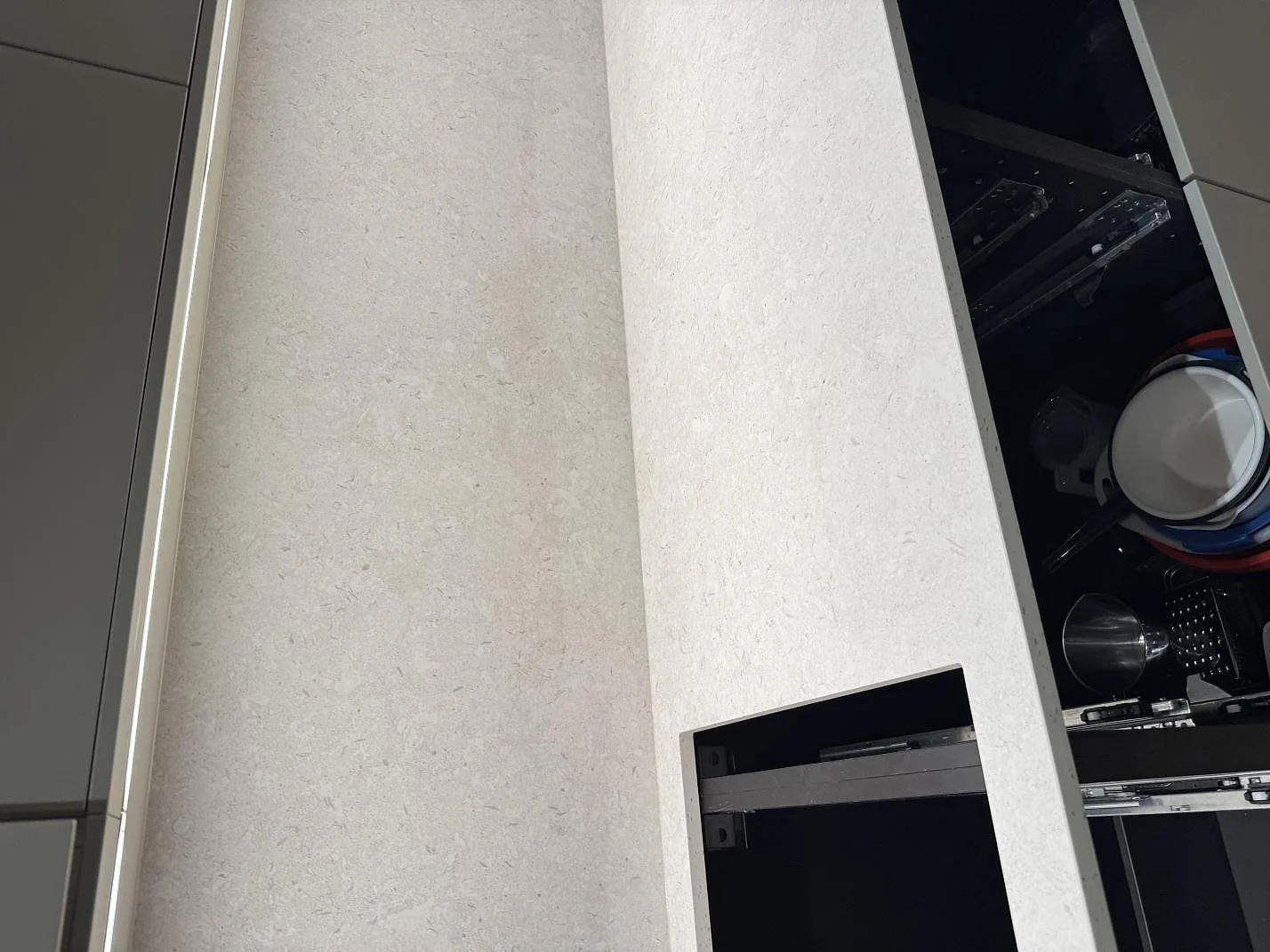 Topvy över ljus Dekton VK01 Nebbia keramik på bänkskiva och stänkskydd med fin stenstruktur i Höllviken.