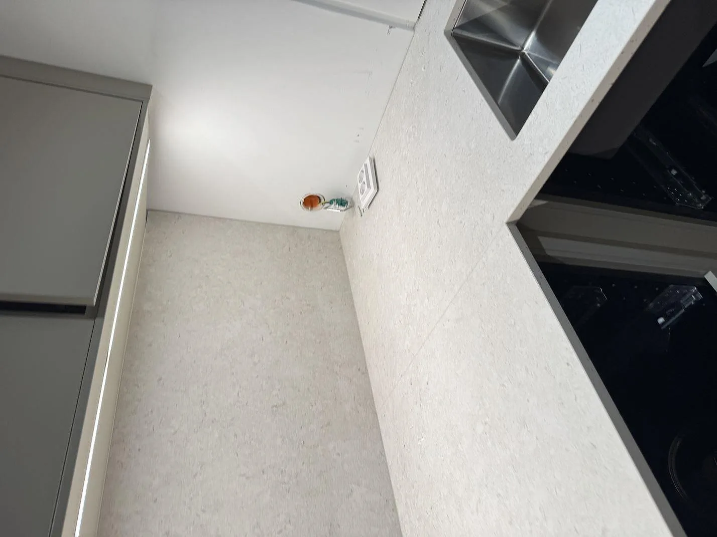 Ljus köksbänkskiva i Dekton VK01 Nebbia keramik med matt yta, stänkskydd och diskho i Höllviken.