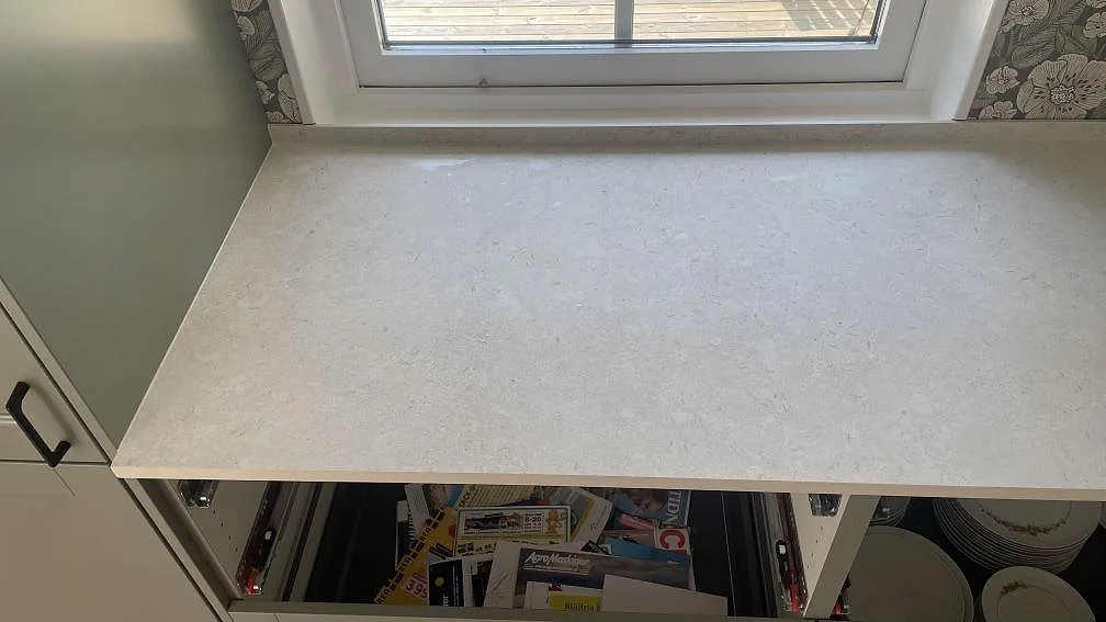 Närbild på matt Dekton VK01 Nebbia som ljus köksbänkskiva med stenlik teckning i Hörby.