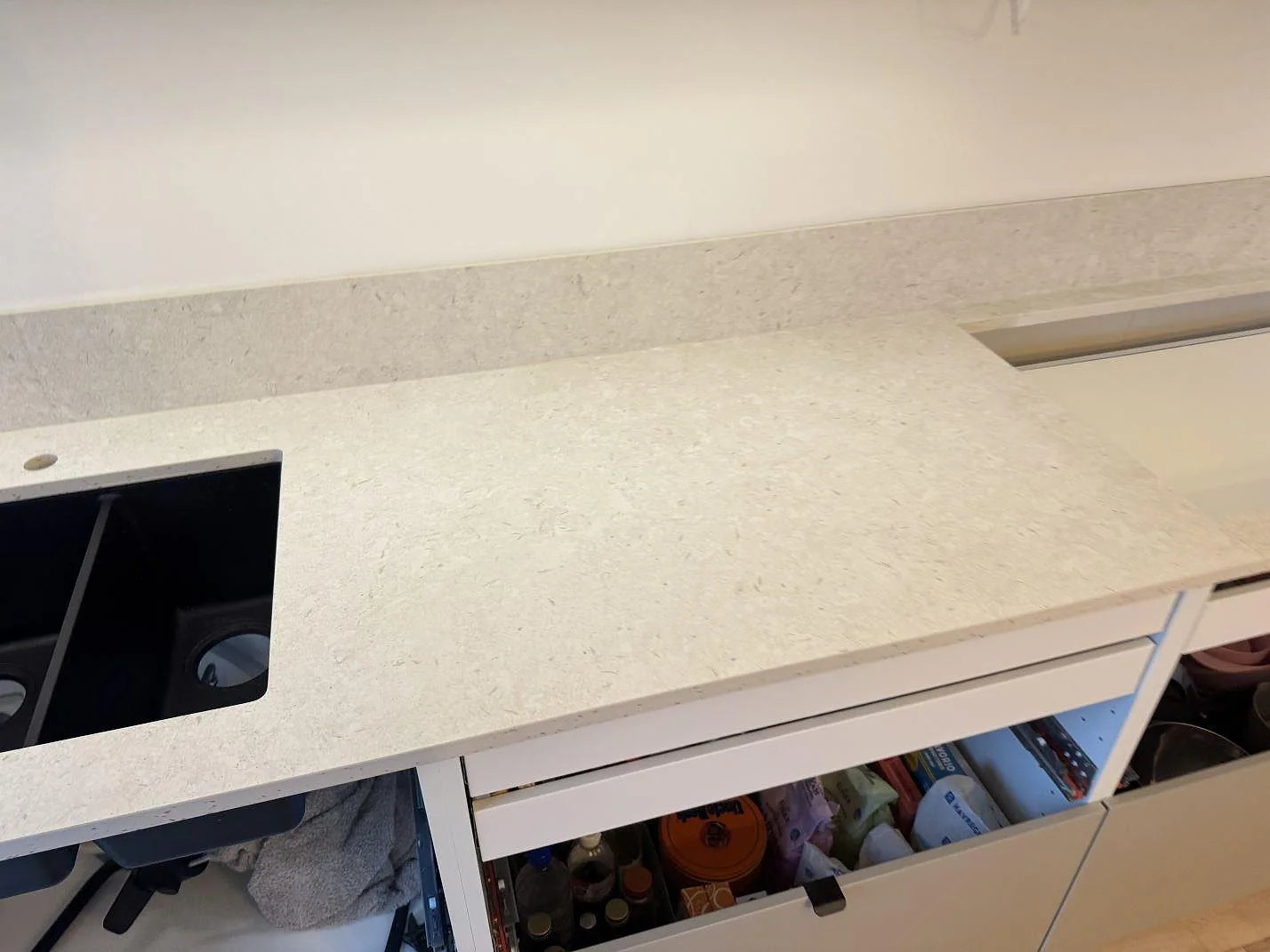 Köksbänkskiva i matt Dekton VK01 Nebbia med ljus stenstruktur, stänkskydd och öppen stomme i Lindome.