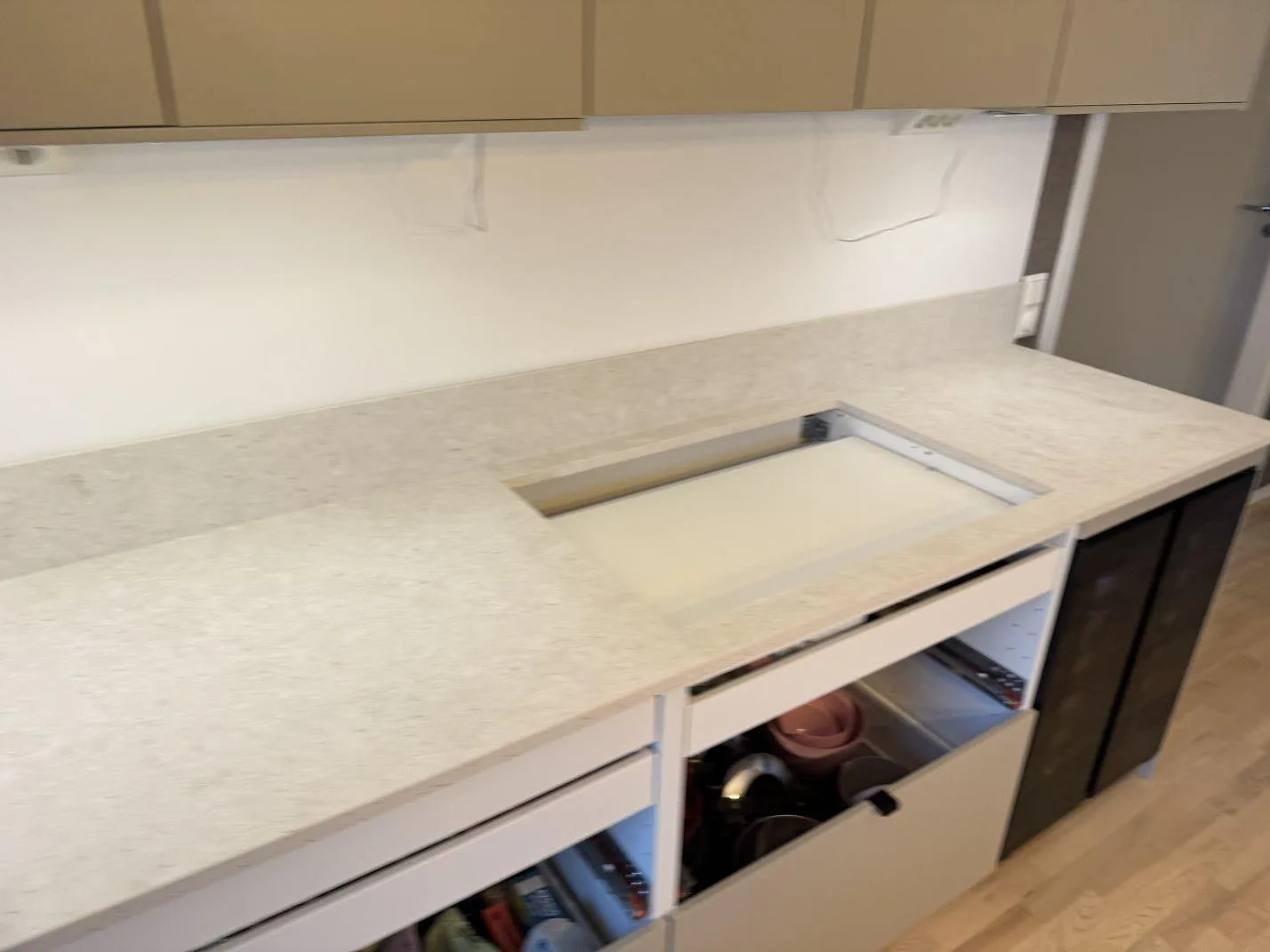 Matt Dekton VK01 Nebbia som köksbänkskiva med rektangulär urtagning och stänkskydd i Lindome.