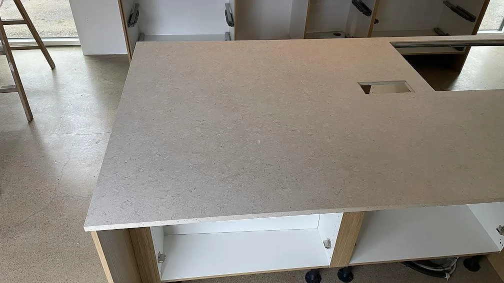 Närbild av matt Dekton VK01 Nebbia på köksön med förberedda urtag och ljus keramikyta i Malmö.