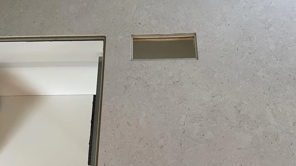 Närbild av matt Dekton VK01 Nebbia med rak stenkant och mindre rektangulärt urtag i Malmö.