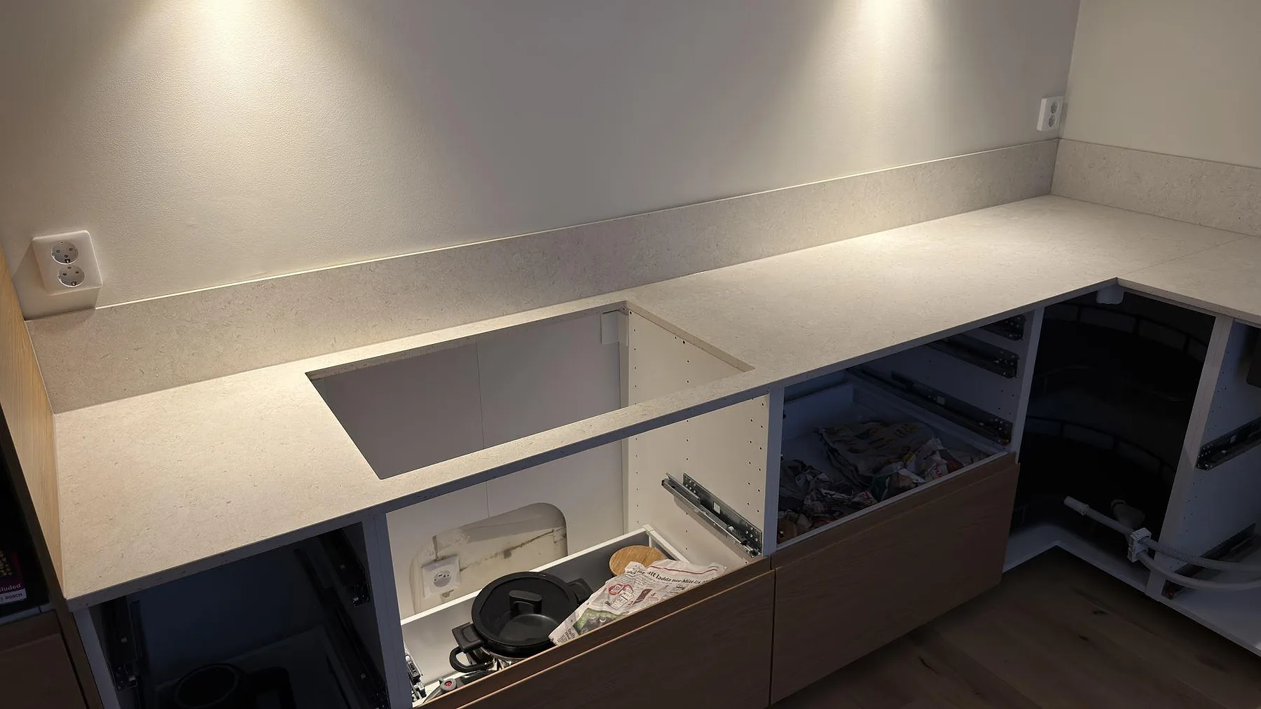Närbild av matt köksbänkskiva i Dekton VK01 Nebbia med hälluttag och uppvikt stänkkant under montering i Solna.