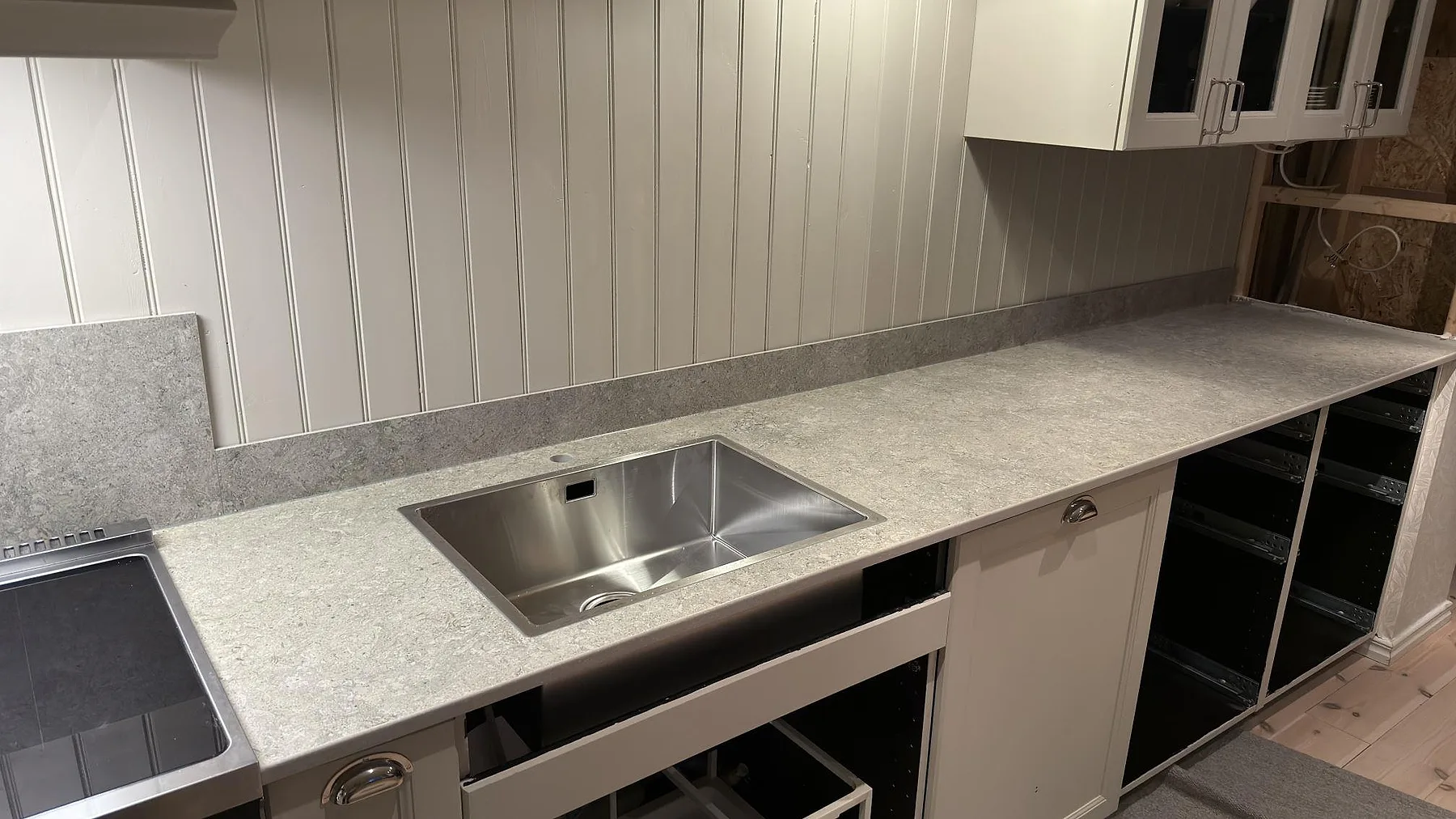 Matt grå Dekton VK03 Grigio köksbänkskiva med underlimmad rostfri diskho i ett kök i Charlottenberg.
