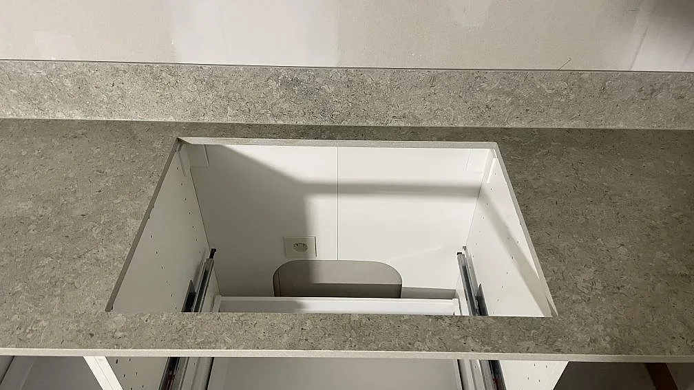 Närbild på hällöppning i en matt grå Dekton VK03 Grigio köksbänkskiva med stänkskydd i Dalby.