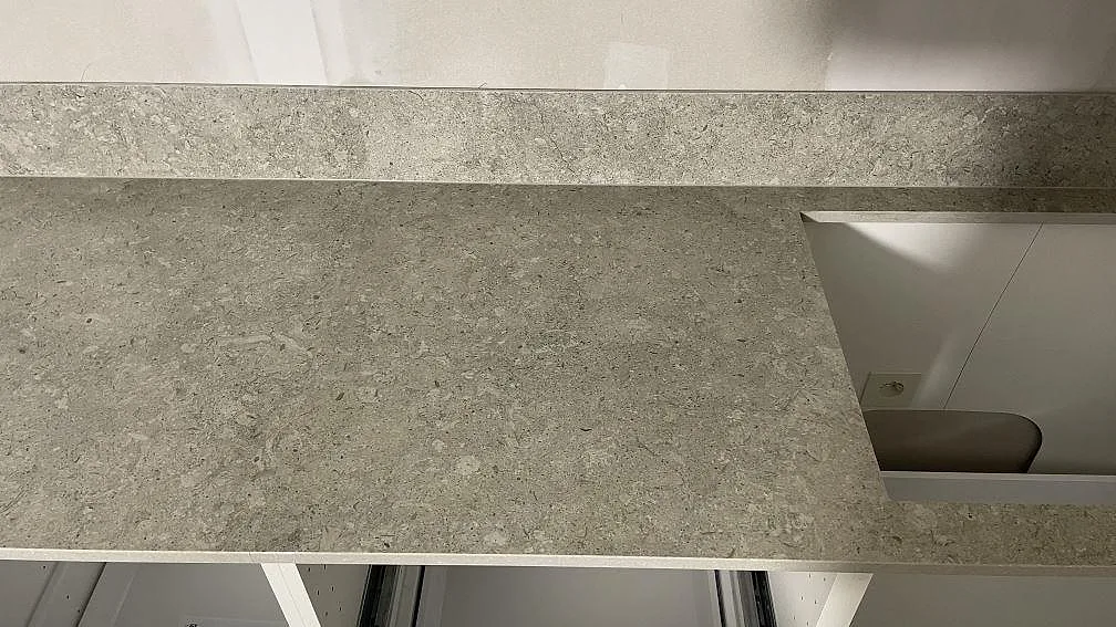 Ytbild av Dekton VK03 Grigio, matt grå keramik, runt hällöppning och stänkkant i Dalby.