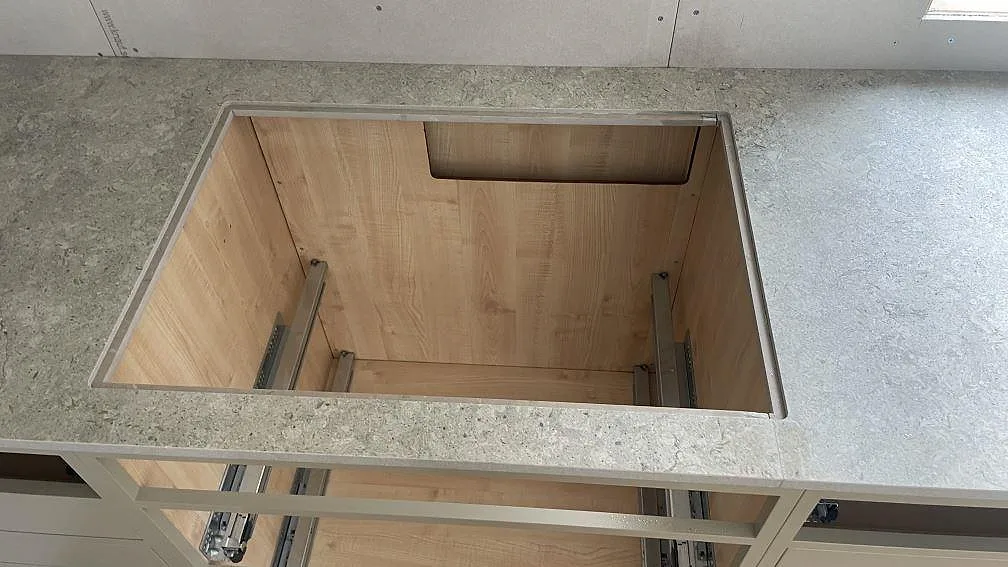 Detalj av hällöppning i matt Dekton VK03 Grigio, grå keramikbänkskiva med öppna köksstommar i Fjärås.