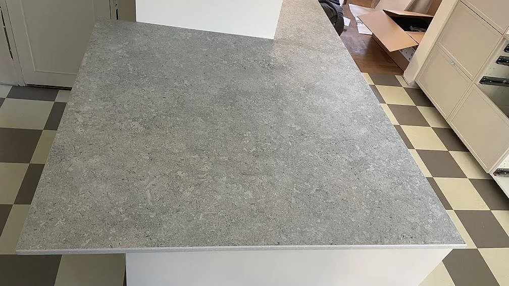Stor köksö i matt grå Dekton VK03 Grigio sedd ovanifrån under montering i Kävlinge.
