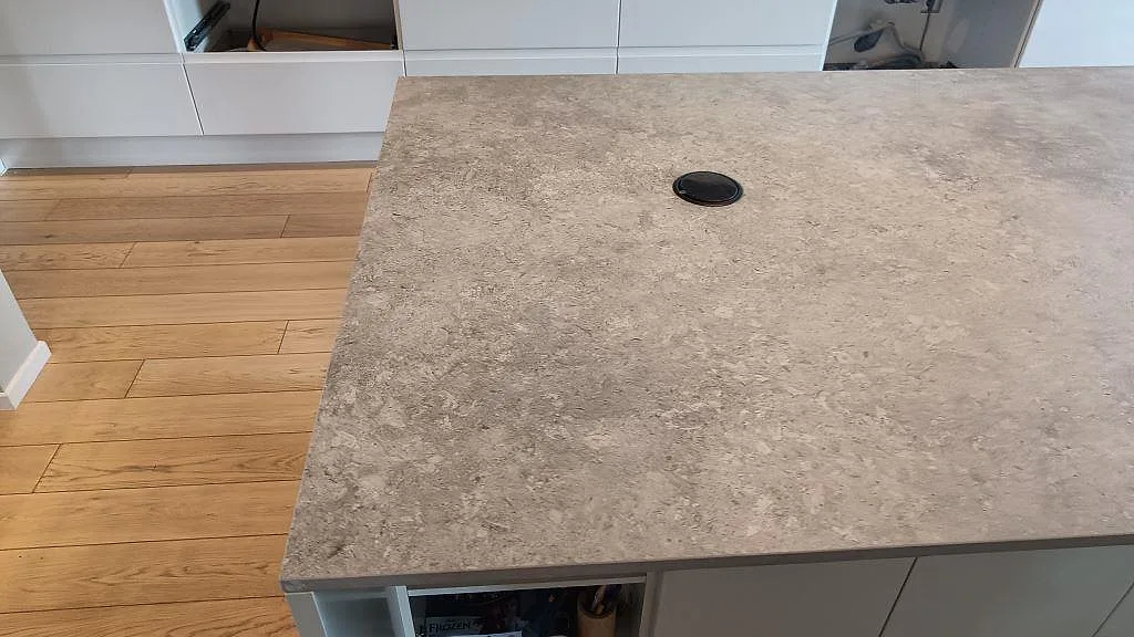 Detalj av köksö i matt Dekton VK03 Grigio med synlig tjocklek och betonglik yta i Kullavik.