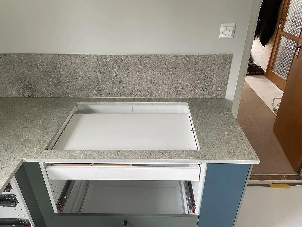 Matt Dekton VK03 Grigio runt en öppning i köksbänkskivan med stänkskydd på väggen i Stora Skedvi.