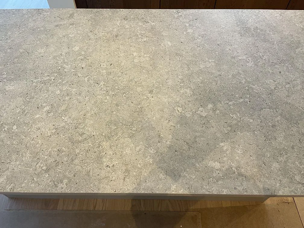 Närbild på den matta grå ytan och spräckliga ådringen i Dekton VK03 Grigio köksbänkskiva i Vreta Kloster.