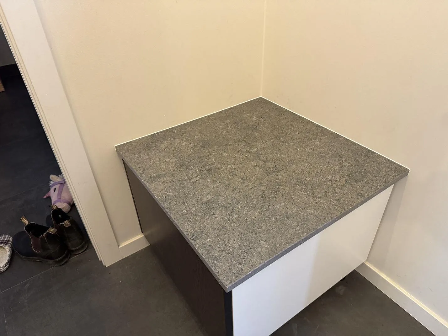 Mindre toppskiva i matt Dekton Vk04 Grafite på låg inredning i ett hörn i Alingsås.