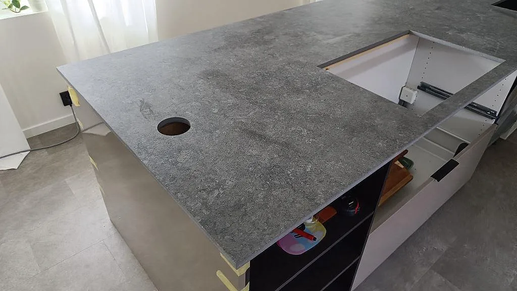 Matt Dekton Vk04 Grafite i grå keramik på köksbänk med rund kranhålsöppning och rektangulär utskärning i Höllviken.