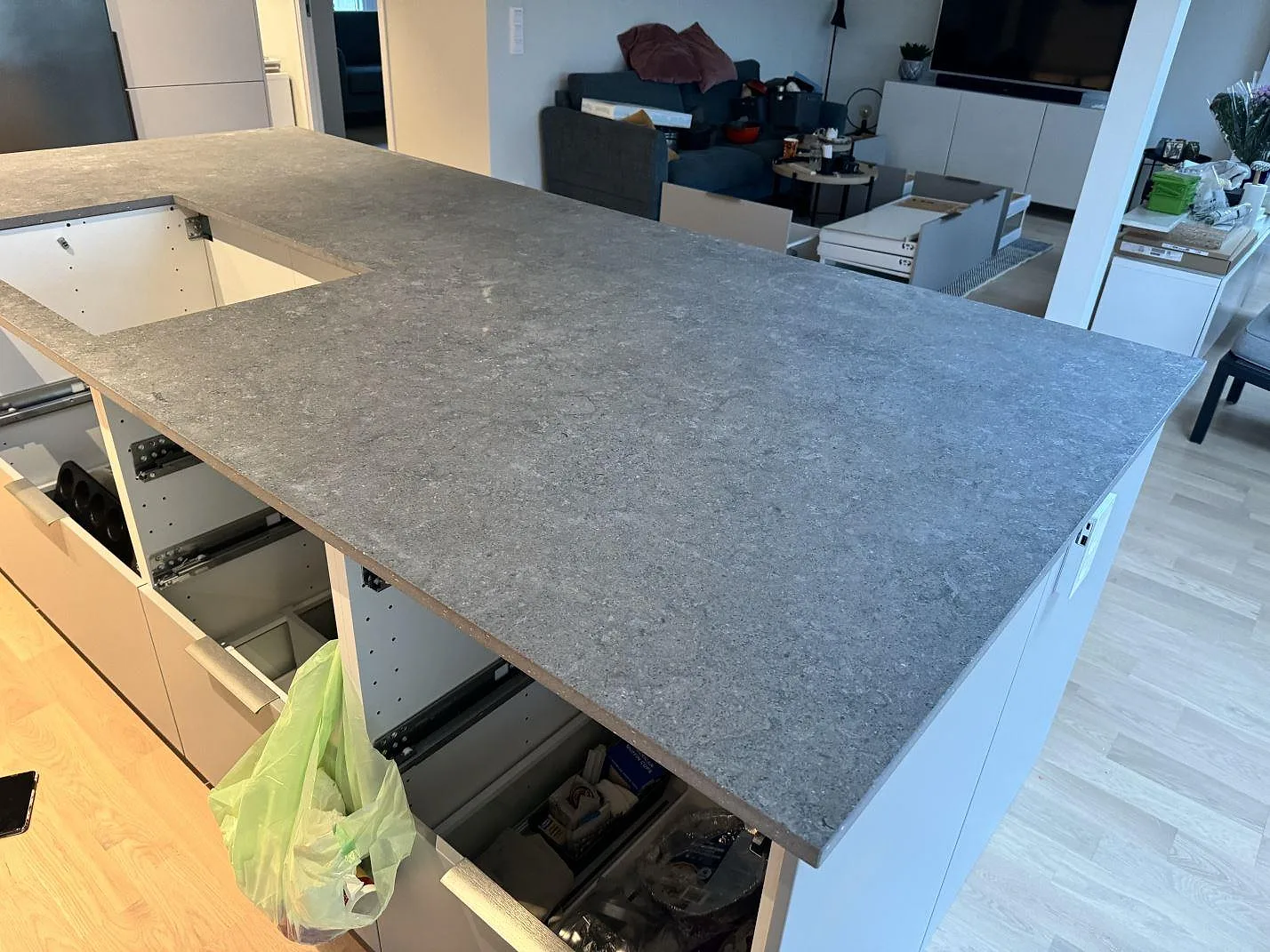Matt Dekton Vk04 Grafite som köksbänkskiva på köksö med öppna stommar under montering i Lomma.