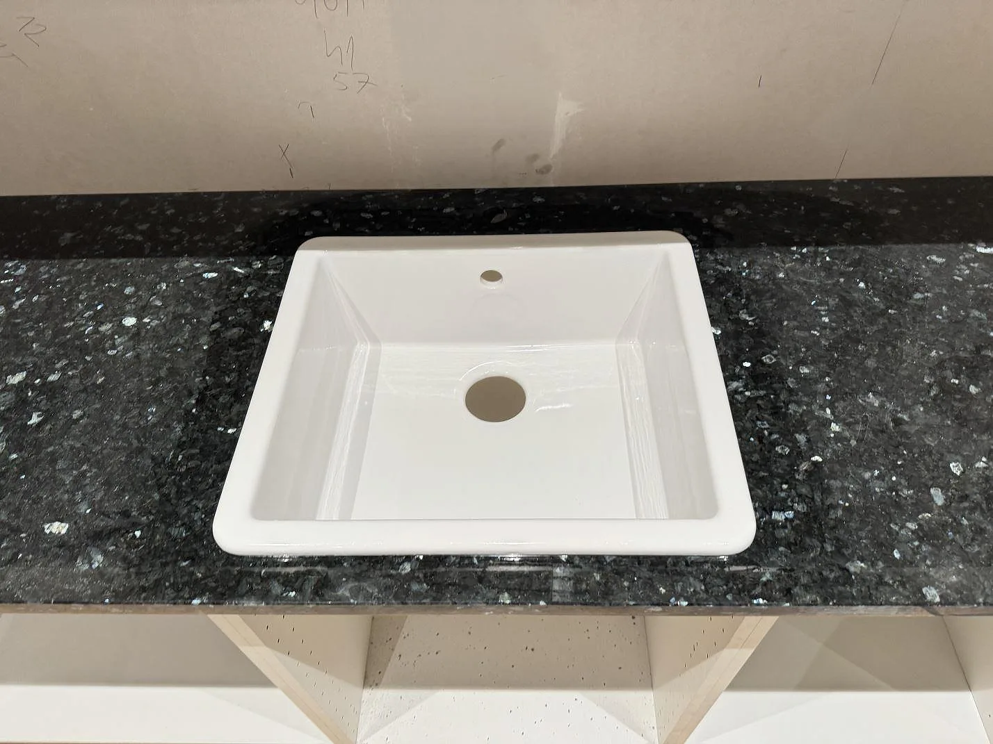 Närbild av vit ho i en polerad Emerald Pearl granitbänkskiva i Genarp.