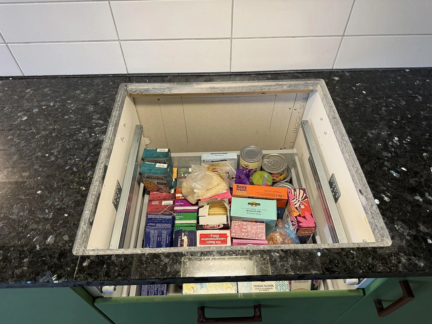 Detalj av urtag i polerad Emerald Pearl granit för diskho under montering i ett kök i Lund.