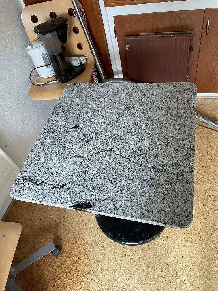 Separat bordsskiva eller arbetsyta i polerad Emerald Pearl granit med rundade hörn i köket i Ringsted.