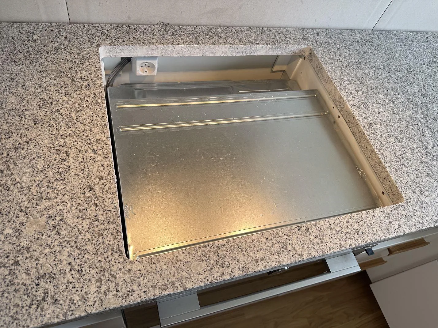 Detalj av hällöppning i polerad köksbänkskiva av Grigio Cristallo granit i Hjärup.
