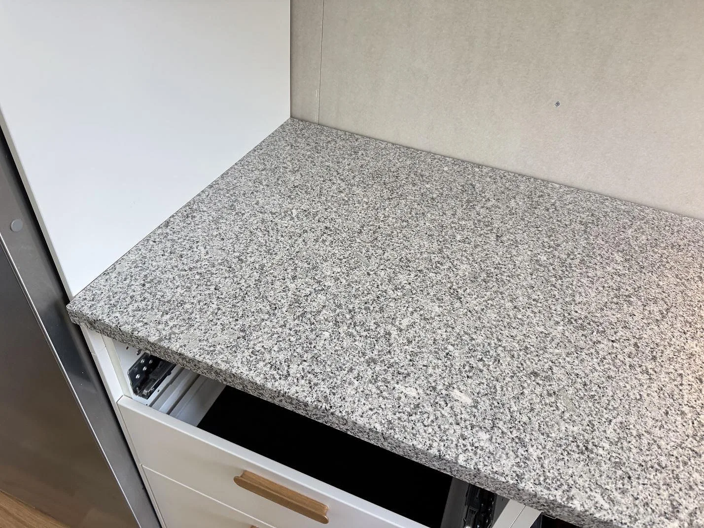 Närbild på polerad Grigio Cristallo granit som köksbänkskiva med rak framkant i Hjärup.