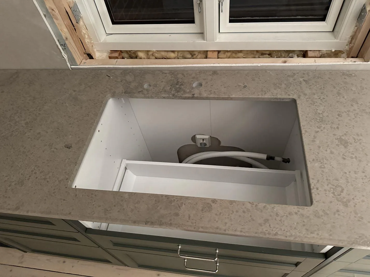 Detalj av matt Jura Grey kalksten med vasköppning och synlig fossilstruktur i kök i Älmhult.