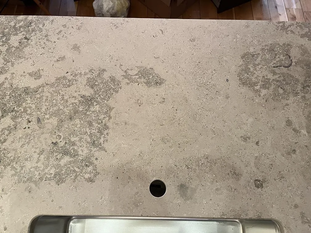 Detalj av Jura Grey-bänkskivan med borrat blandarhål intill den underlimmade diskhon i Båstad.
