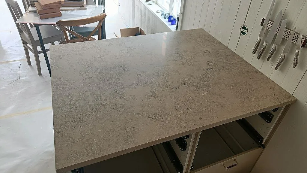 Köksö i Jura Grey kalksten ovanifrån i ett kök i Båstad, matt limestone med tydlig ådring intill matplats.
