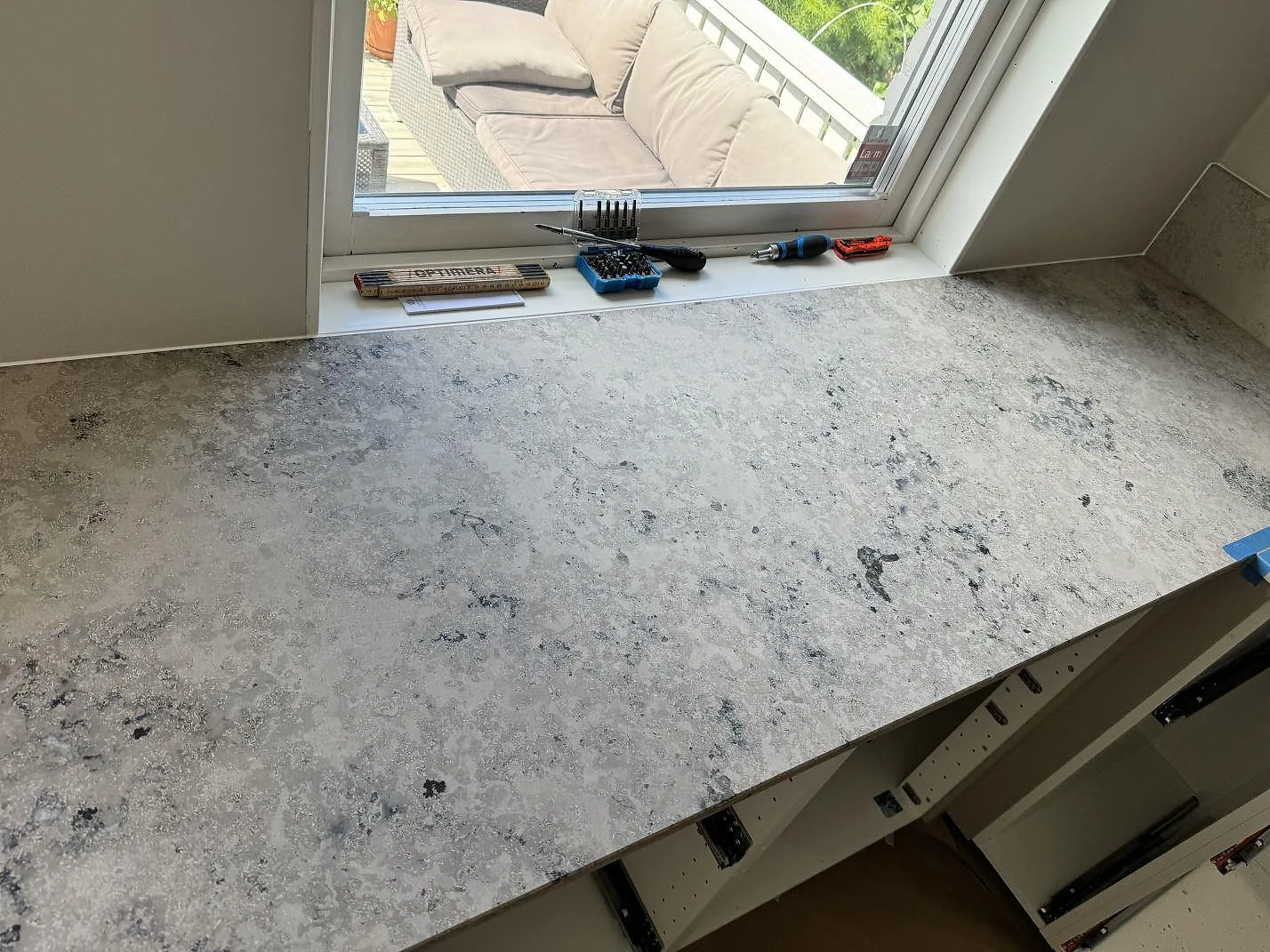 Ytbild av matt Jura Grey kalksten över köksstommar vid fönster i bodafors.