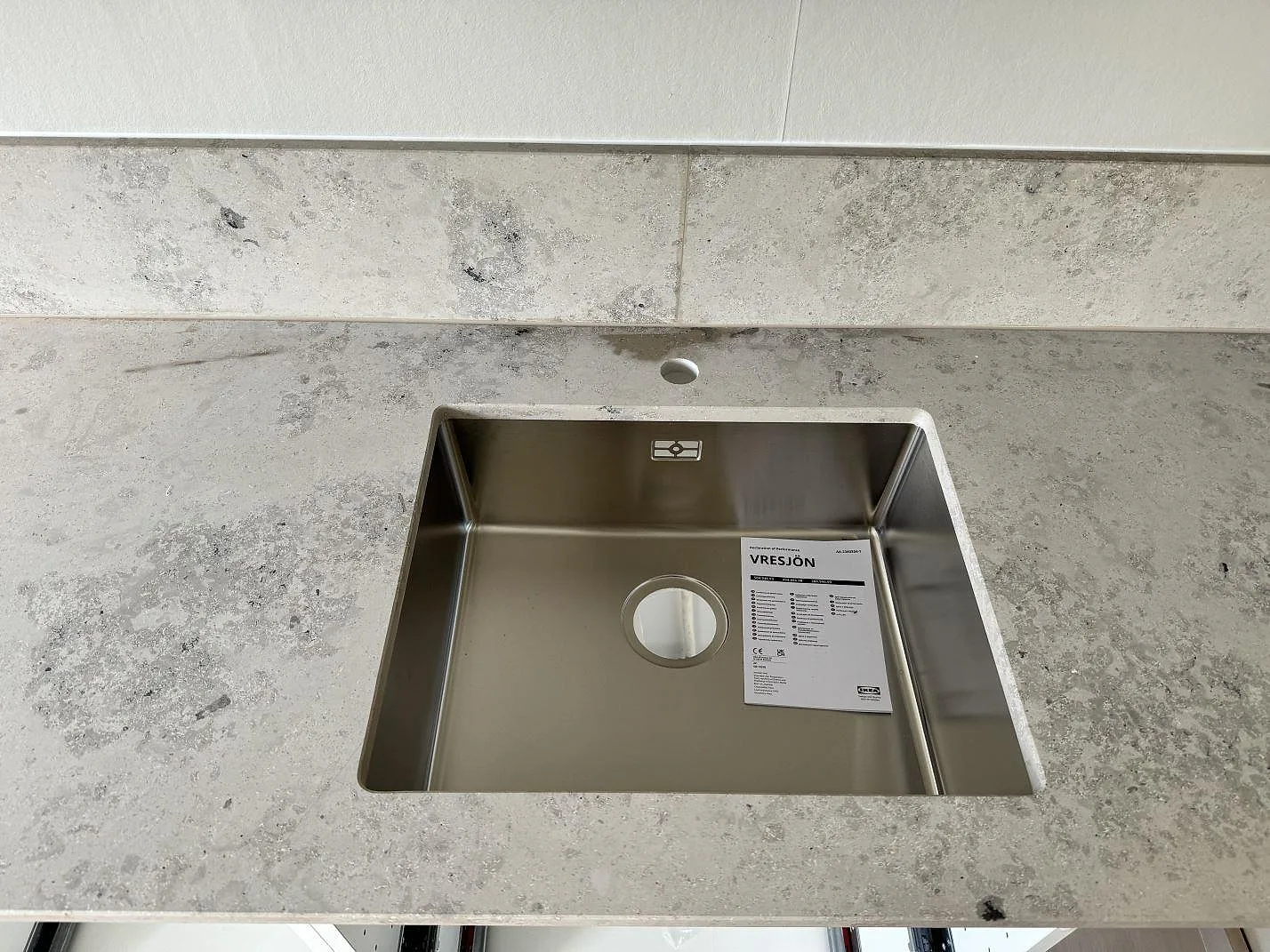 Rostfri diskho i matt Jura Grey bänkskiva med stänkskydd och blandarhål i bodafors.