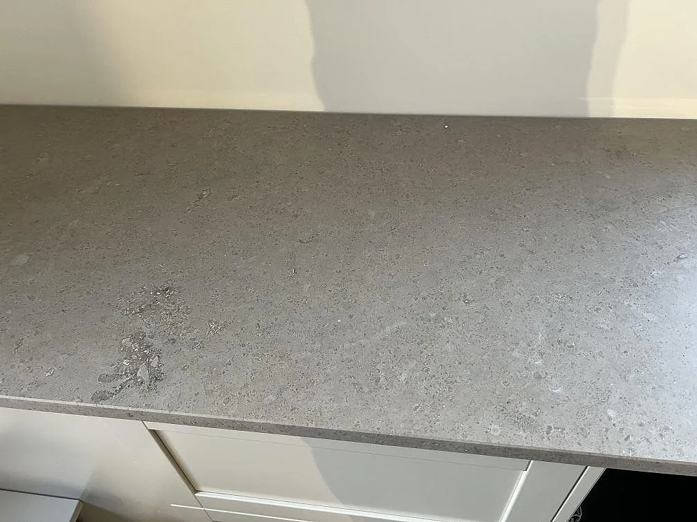 Detalj av matt Jura Grey kalksten som köksbänkskiva med synlig naturstensstruktur i Borås.
