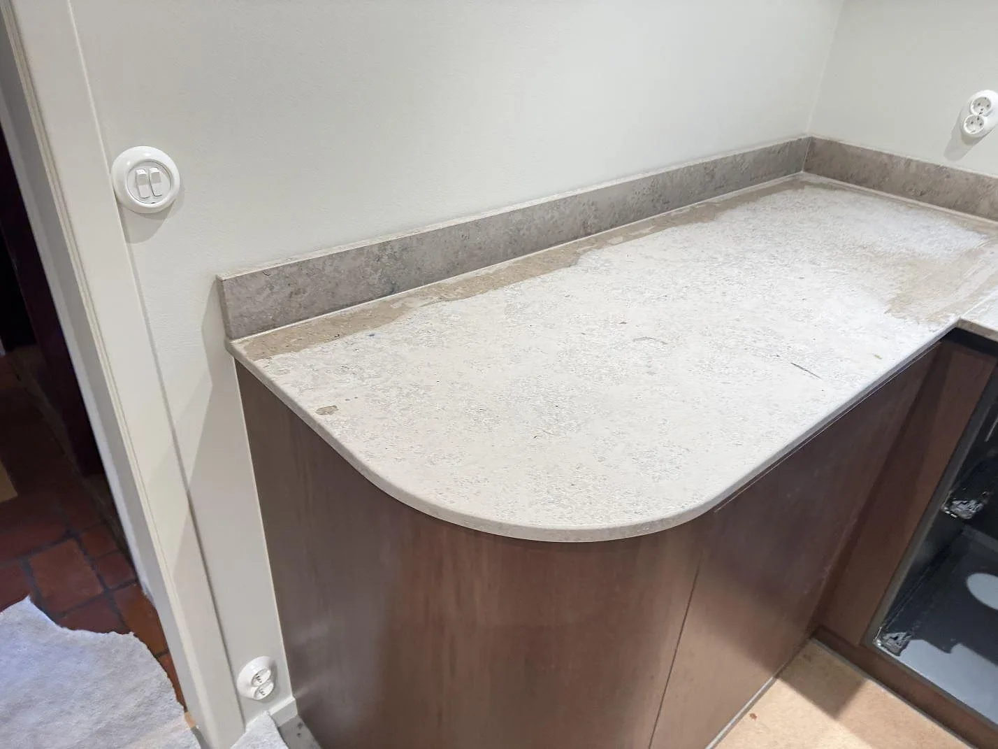 Installerad bänkskiva i matt Jura Grey med rundad framkant och uppvikt stänkkant i Borås.