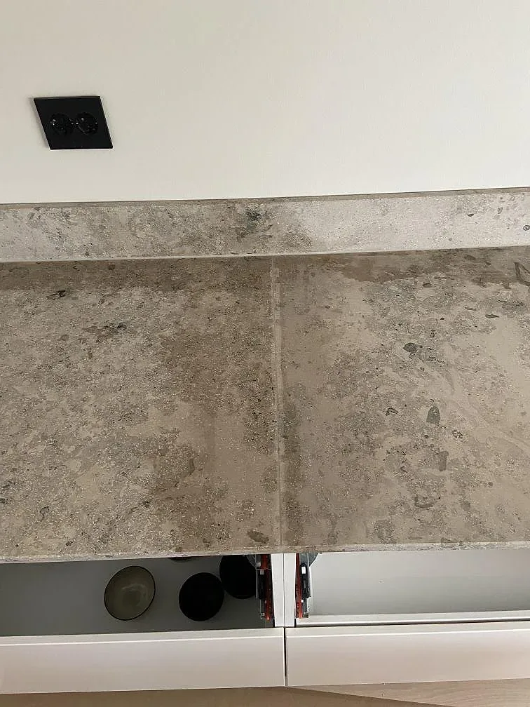 Jura Grey köksbänkskiva i kalksten monterad mot vägg med eluttag i ett kök i Bunkeflostrand.