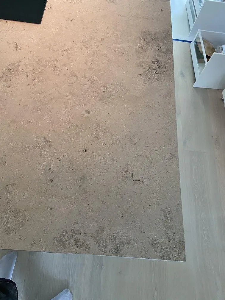 Ovanvy av den fossilrika ytan på en matt Jura Grey köksbänkskiva i ett kök i Bunkeflostrand.