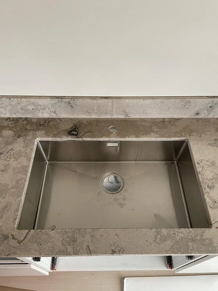 Underlimmad rostfri diskho infälld i en matt Jura Grey köksbänkskiva i Bunkeflostrand.
