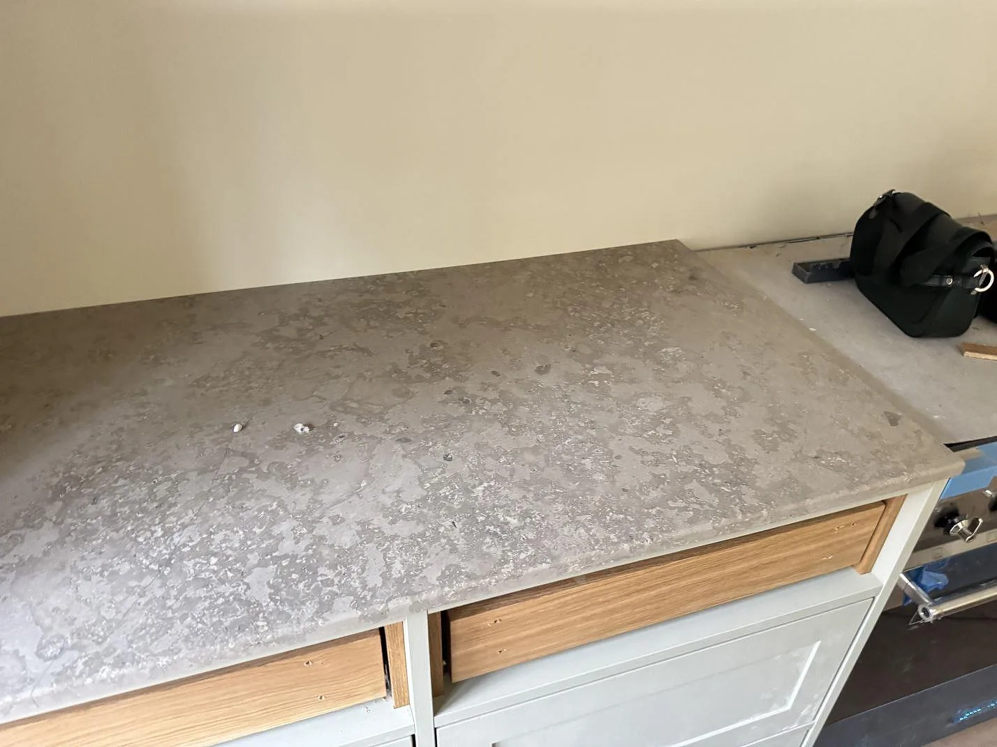 Närbild av matt Jura Grey bänkskiva med fossilrik grå yta på köksstommar i Espergaerde.