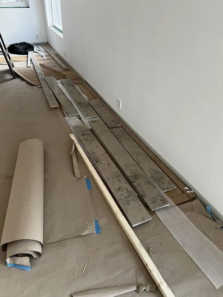 Översiktsbild av matt Jura Grey bänkskiva och köksdelar under montering i Falsterbo.