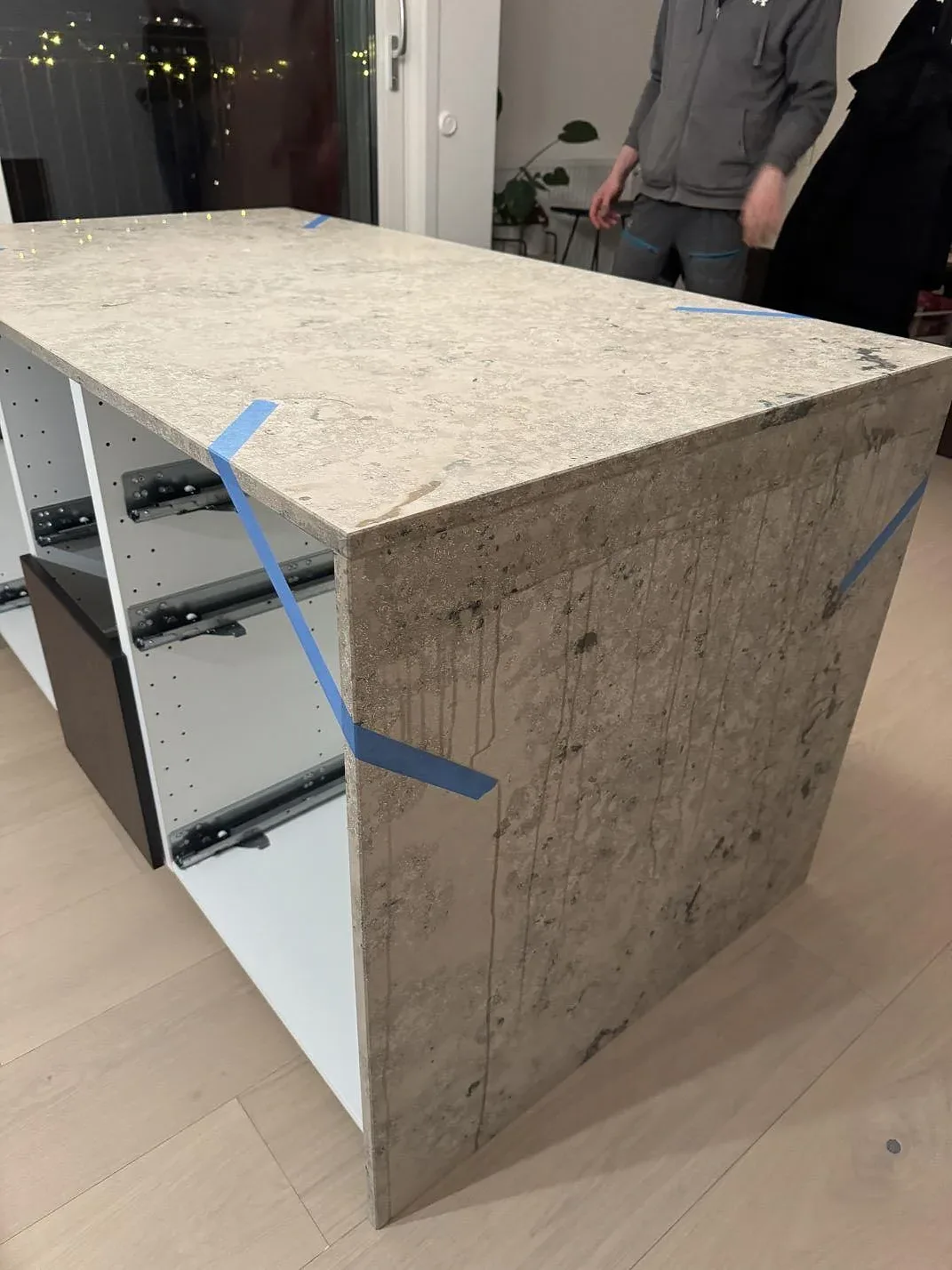 Detalj av neddragen gavel i matt Jura Grey med öppna stommar under köksbänkskivan i Göteborg.
