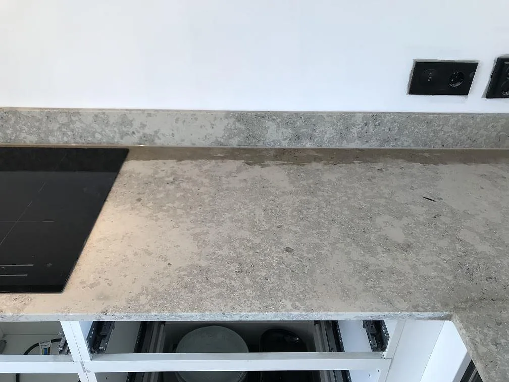 Matt Jura Grey köksbänkskiva med infälld induktionshäll och eluttag i väggen, kök i Häljarp under montering.