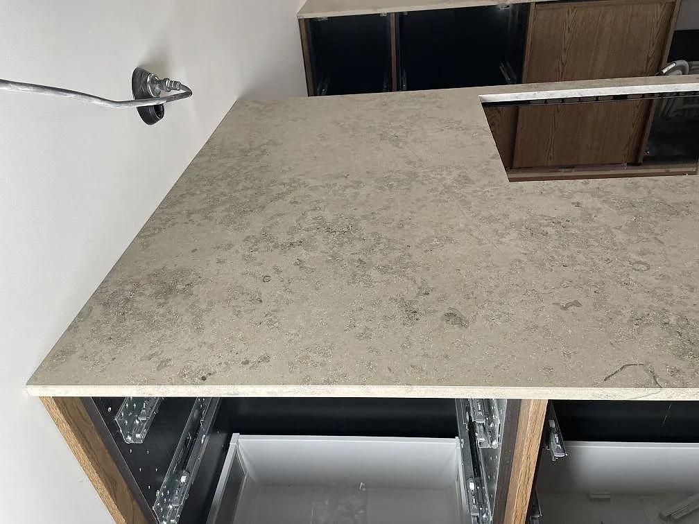 Närbild på den matta Jura Grey kalkstenens fossilådring i en köksbänkskiva i Halmstad.