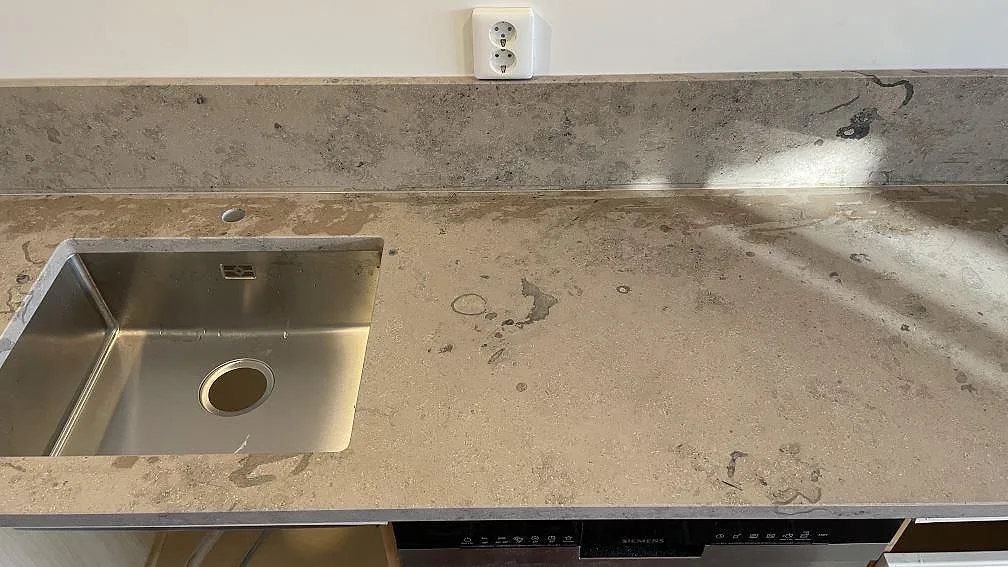 Köksbänkskiva i matt Jura Grey med rostfri diskho och matchande stänkskydd i Helsingborg.