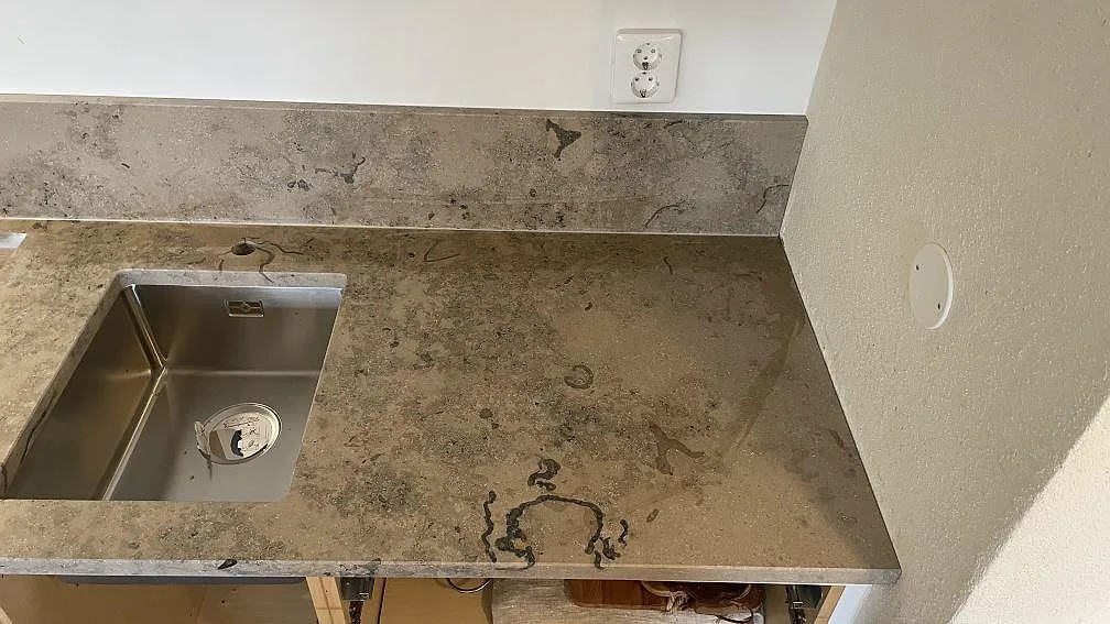 Jura Grey bänkskiva i matt finish med diskho, stänkskydd och öppen köksstomme i Helsingborg.