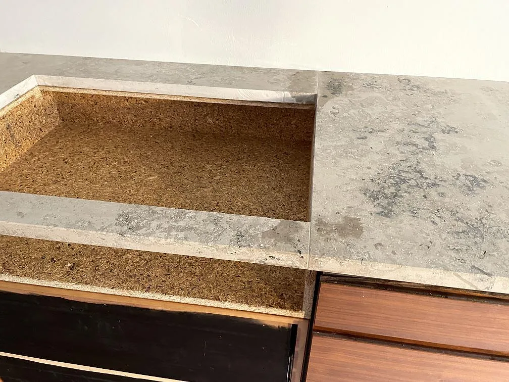Detalj av hällöppning i matt Jura Grey kalksten med synliga skarvar på köksbänken i København N.