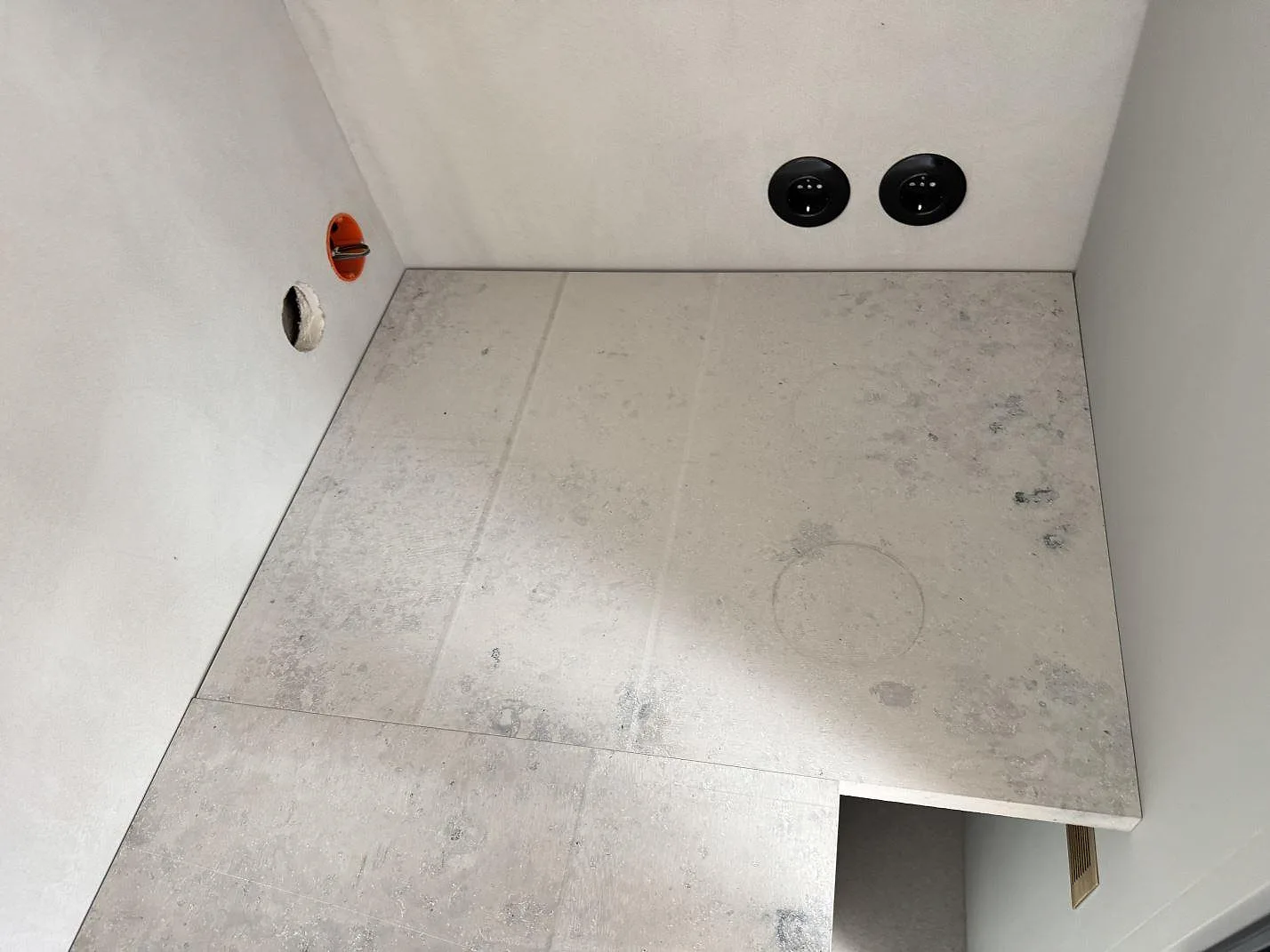 Top-down av matt Jura Grey bänkskiva i 30 mm natursten med hörnpassning och synlig stenstruktur i Köpenhamn.